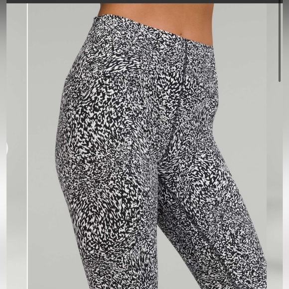 Lululemon InStill High-Rise Tight 25"
Warped Grain Alpine White Black | size 4 - Picture 9 of 9